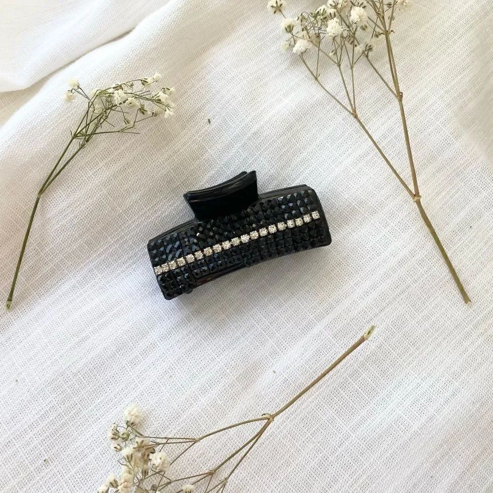Black hair clip